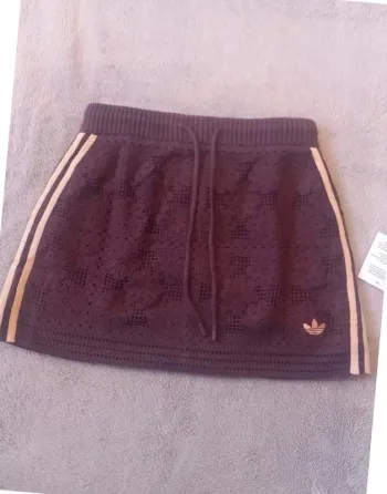 adidas Originals x ASOS - Mini-jupe en maille crochetée - Marron Taille S