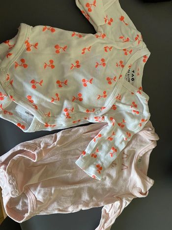 Lot de 2bodys tape à l’œil 1 mois neufs