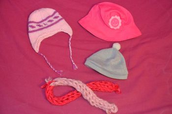 Chapeaux poupee 36 cm et echarpe