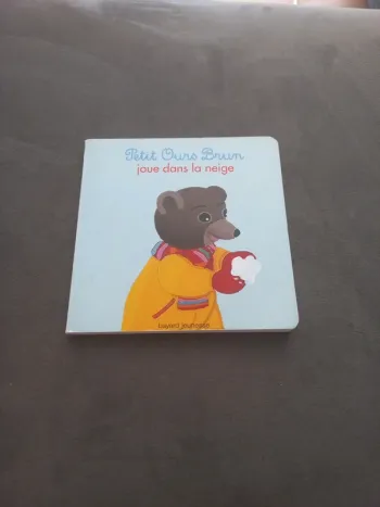 Livre cartonné petit ours brun joue dans la neige