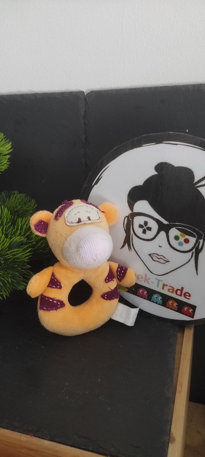 doudou hochet tigrou tigre orange bordeaux rose disney Winnie L'ourson The Pooh