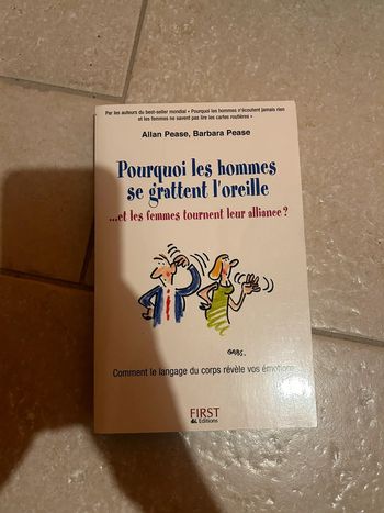 Pourquoi les hommes se grattent l'oreille et les femmes tournent leur alliance ?