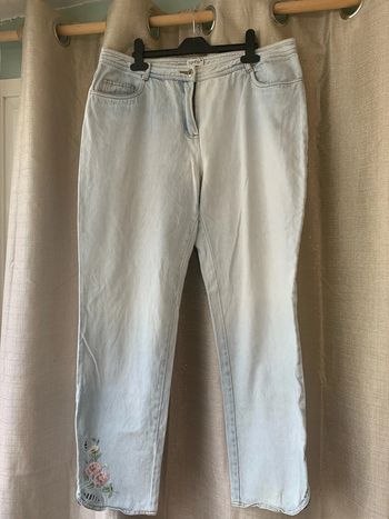 Jeans clair taille haute avec détail fleurs