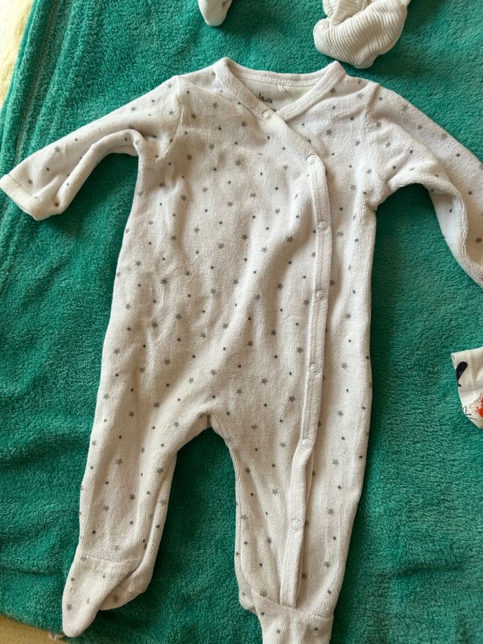 Lot bodies et pyjamas - photo numéro 2