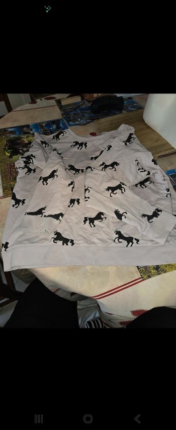 Pull motif licorne