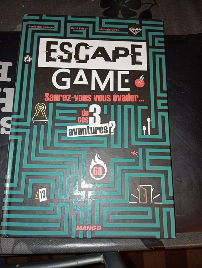 Livre Escape game Paris 3 aventures Comme Neuf