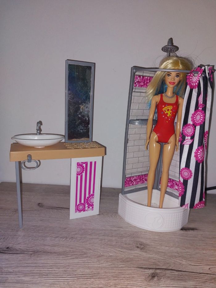 Barbie avec douche et évier
