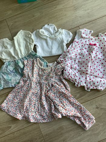 Lot 3 robes et 1 body manches courtes