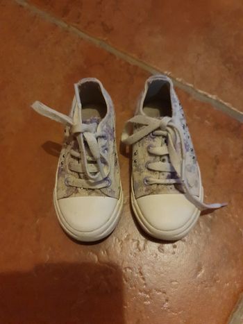 baskets taille 24 brillantes mauve fleurie