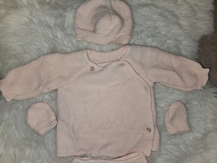 Tenue de naissance 1-3 mois – brassière, pantalon, bonnet & moufles - photo numéro 2