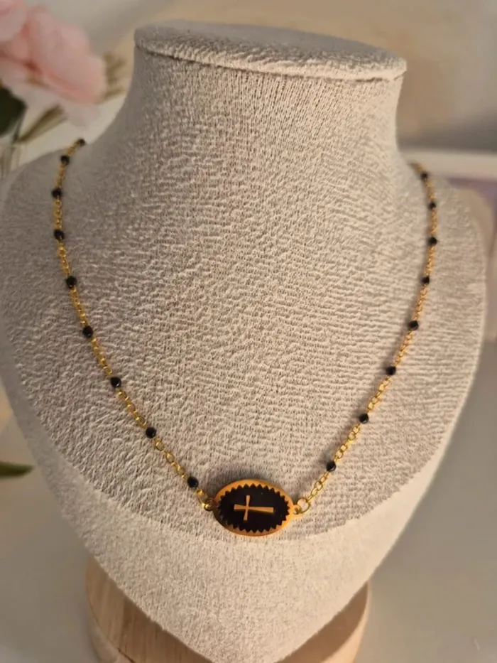 Collier style gigi dorée en acier inoxydable
🌸 perles résines noires avec médaille croix - photo numéro 2