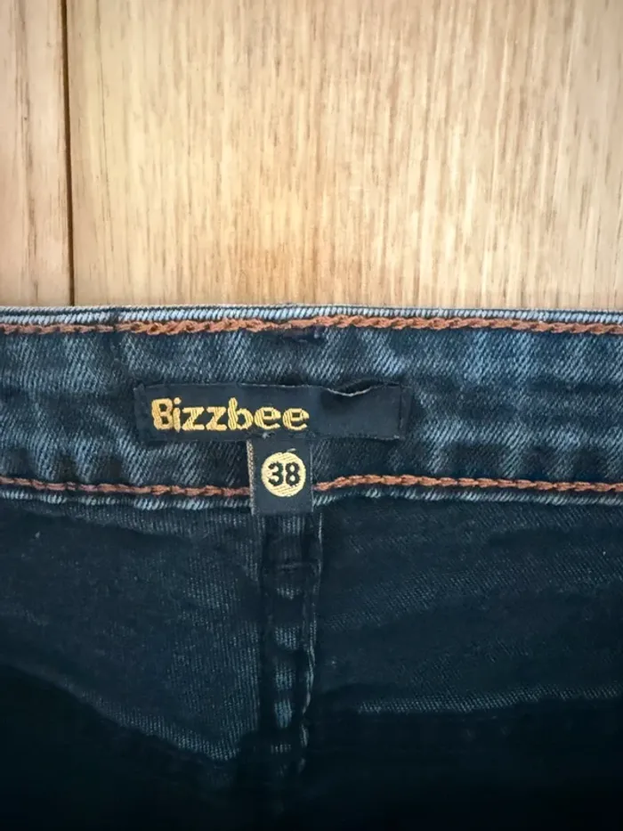 Short en jean noir taille 38 bizzbee en très bon état - photo numéro 4