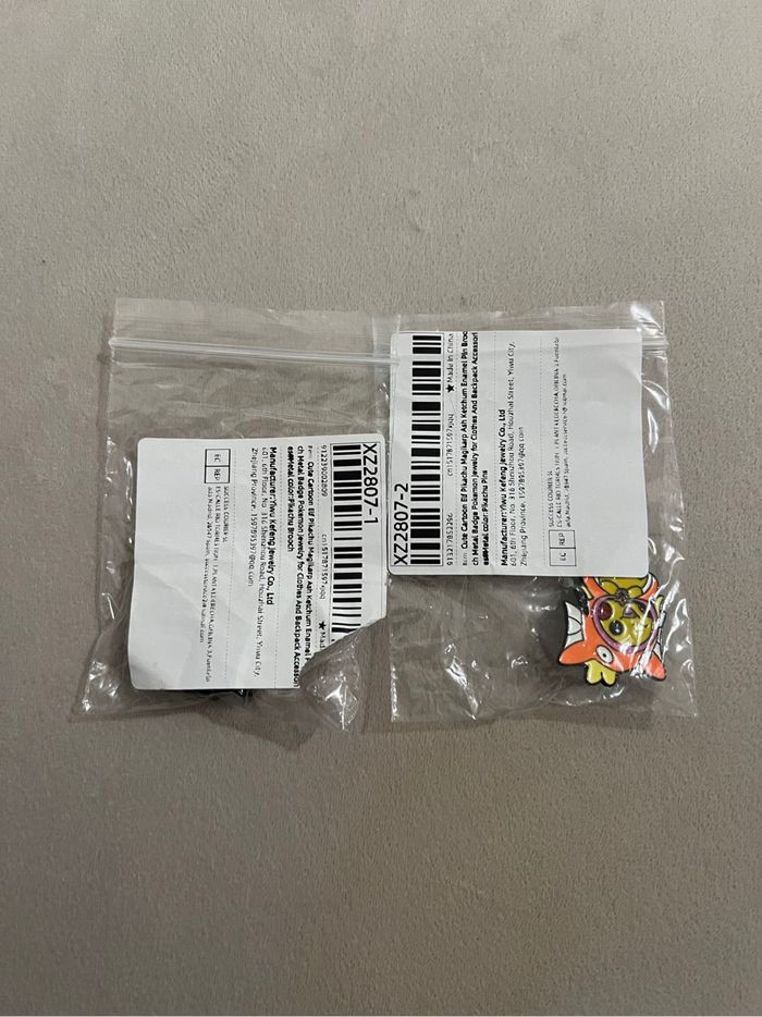 Broche en émail Pokémon Pikachu - photo numéro 5