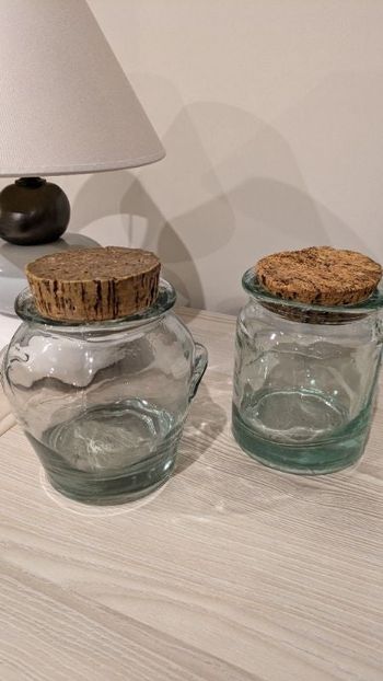 2 gros pots en verre contenant