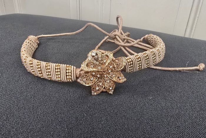 Ceinture caftan takchita rose gold avec broche central en métal et strass