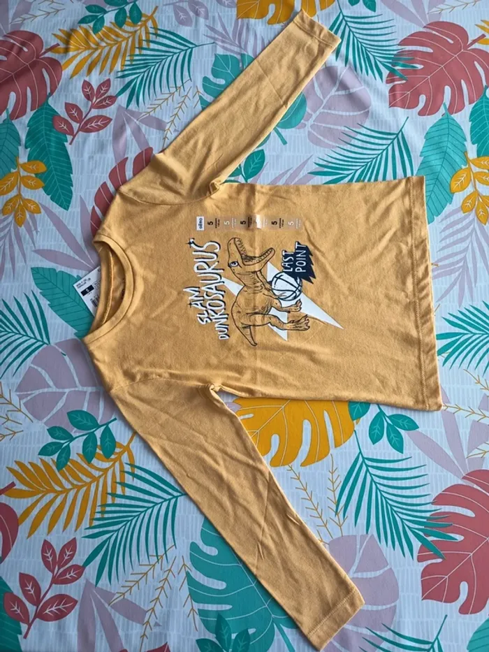 Tee-shirt manches longues 5 ans neuf