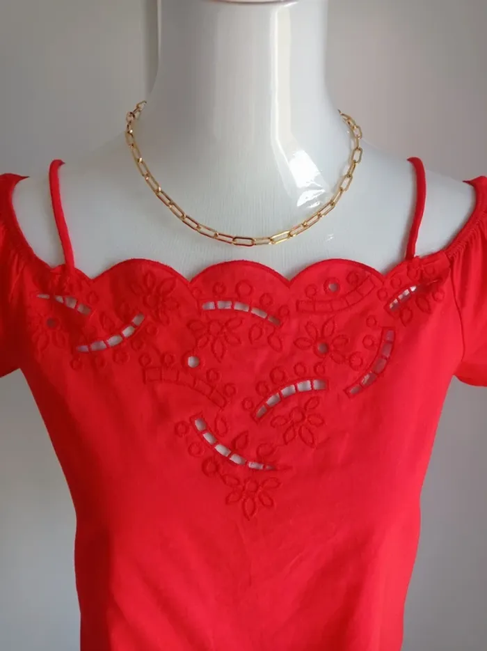 Haut rouge broderie ajourée bretelles et manches épaules dénudées neuf T.M Etam - photo numéro 2