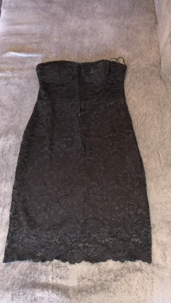 Robe bustier noir tout en dentelle morgan