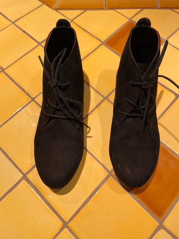 Bottine noir talon plat suédine