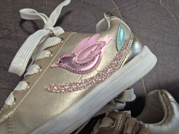 Très belle chaussure taille 28 dorée