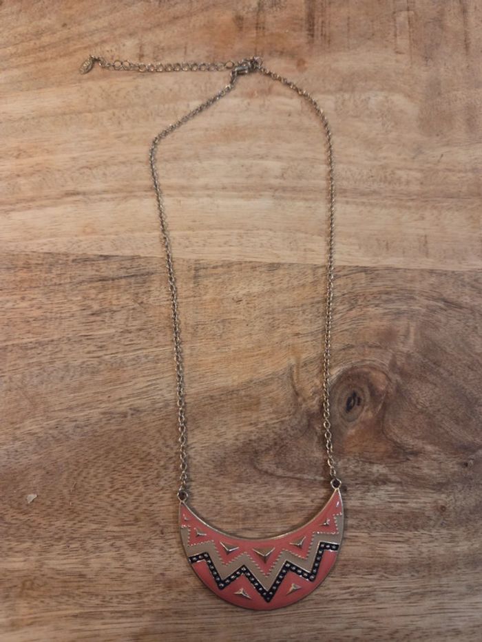 Collier demi lune a motifs