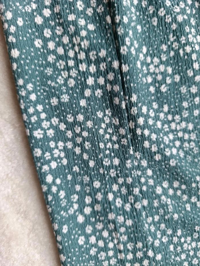 Combinaison d'été légère et fluide BZB bleu vert à petites fleurs blanches XS ajourée aux côtes - photo numéro 7