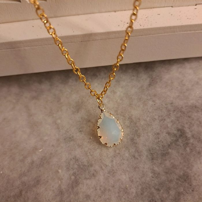 Collier doré avec pendentif blanc translucide et doré - photo numéro 3