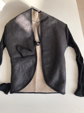 Veste noire et aspect mouton intérieur