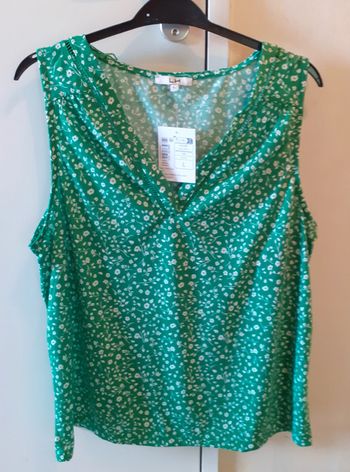 Débardeur vert à fleurs blanches