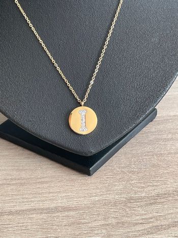 Collier médaillon lettre « I » en acier inoxydable hypoallergénique doré