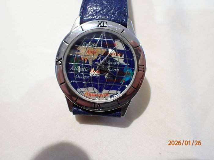 original montre mappemonde ultra plate - photo numéro 3