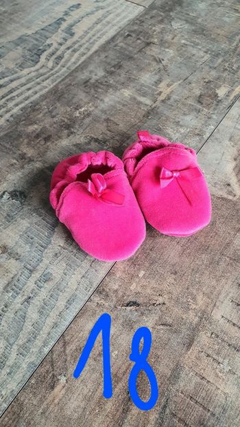 Magnifique paire de chaussons rose taille 18 en excellent état