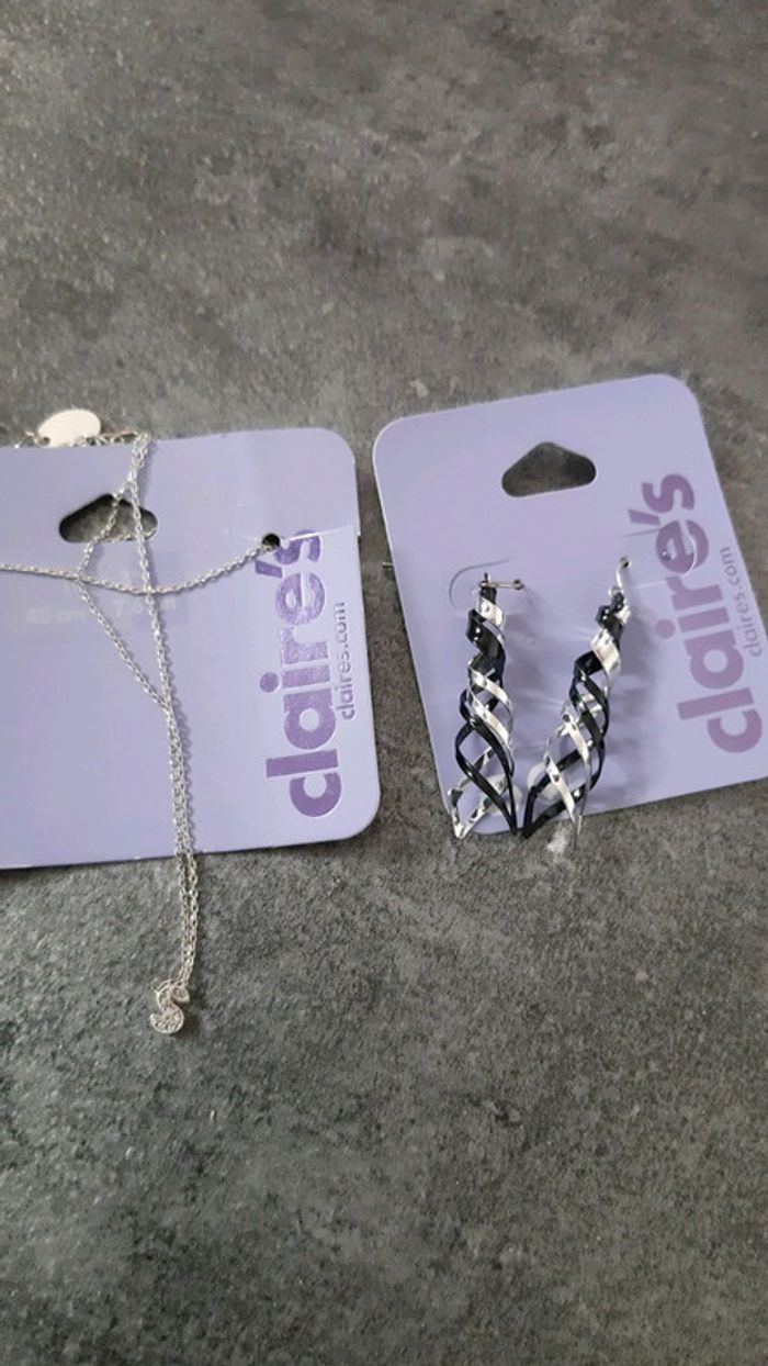 Collier avec un S et des boucles d'oreilles fantaisies femme