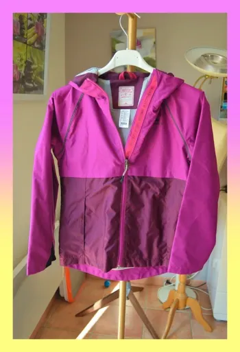Veste coupe-vent Decathlon 8 ans fuchsia très bon état