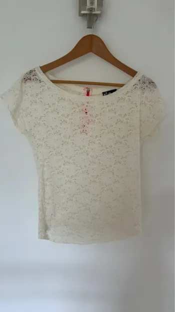 Top forme tee shirt en dentelle crème