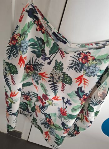 Top fluide à fleurs tropicales