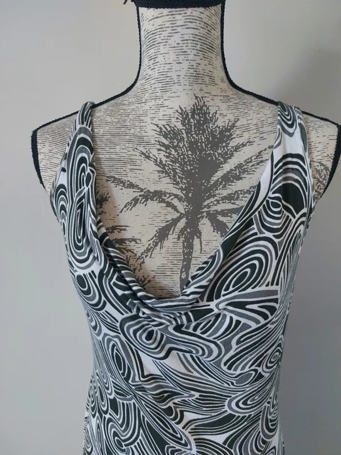 Robe fantaisie neuve - photo numéro 2