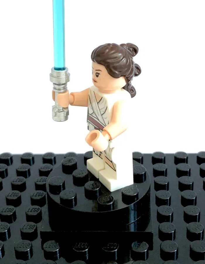 LEGO Star Wars episode 9 - Rey, white tied robe - photo numéro 2