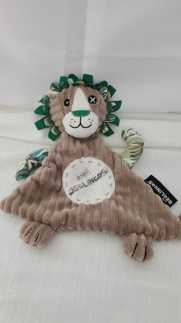 Doudou Semi Plat Lion Jelekros Beige Vert Rouge Déglingos - photo numéro 4