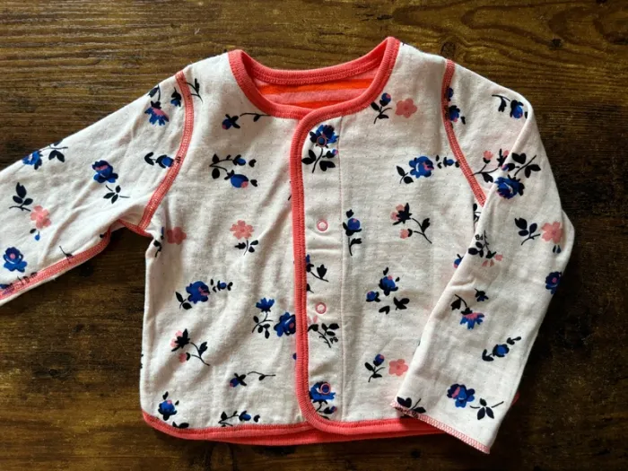 Veste légère réversible avec motifs fleurs ou rayures