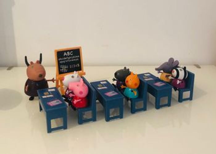 Peppa Pig salle de classe de Peppa école classroom school playset bateau maison avion circuit ville puzzle ordinateur figurines téléphone dînette montre camping car van voiture mallette docteur SOP77