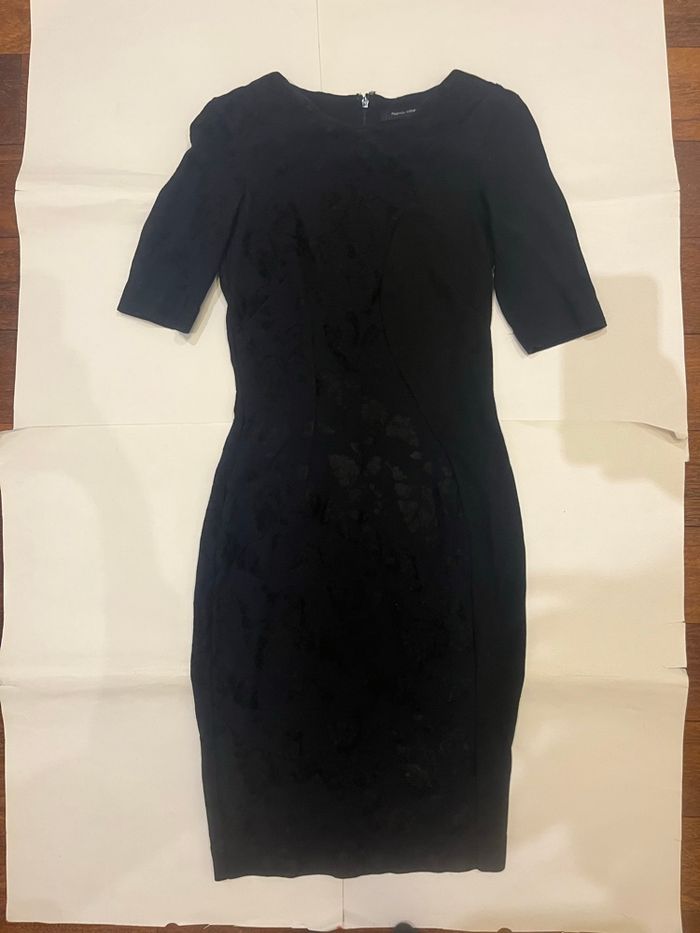 Robe longue noir avec des fleurs en velours manches courtes french connection taille S/36 - photo numéro 4