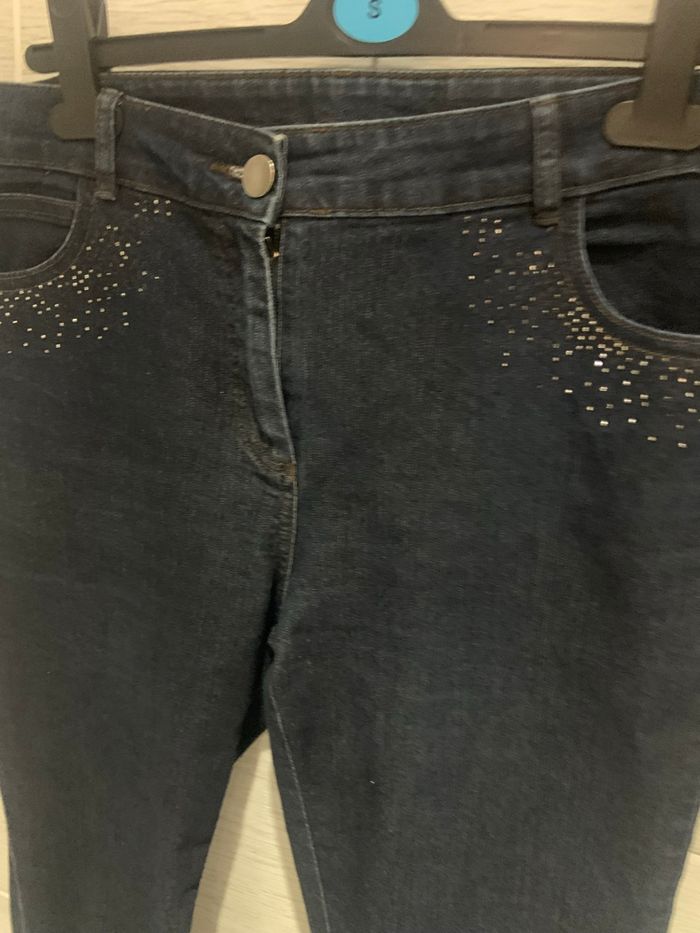 Pantalon jeans noir avec des paillettes sur le devant du pantalon - photo numéro 2
