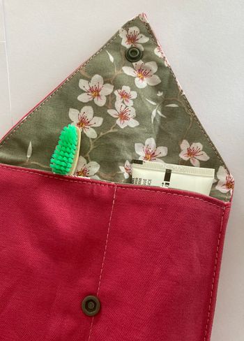 Étuis à savon, brosse à dent et dentifrice