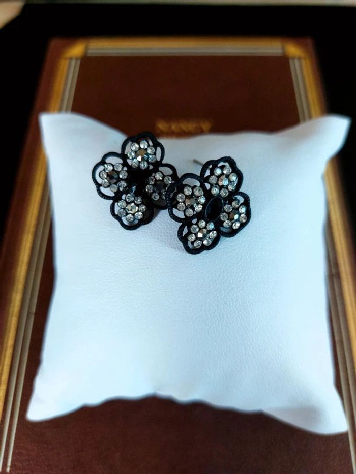 Magnifique paire de boucles d'oreilles noir avec pierre blanche - photo numéro 5