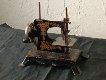 Ancienne machine à coudre miniature Casige 