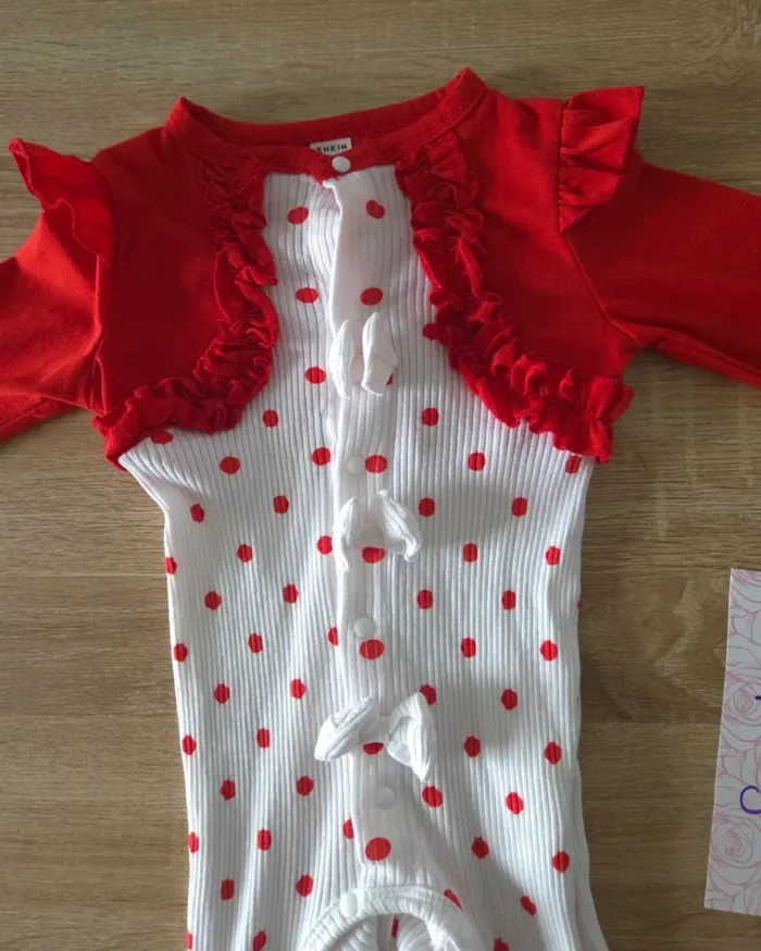 Combinaison rouge a pois 12 mois - photo numéro 2