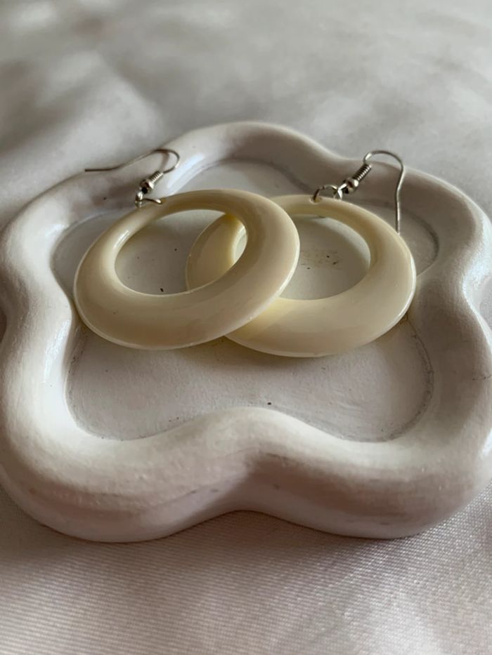 Boucles d’oreilles pendantes rondes blanches années 80 - photo numéro 6