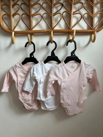 Lot 3 bodies H&M fille 1-2mois