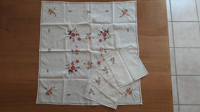 Linge de table : Carré et 4 serviettes de table, blanc avec broderie de fleurs